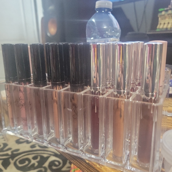 Tons of makeup - Picture 2 of 16
